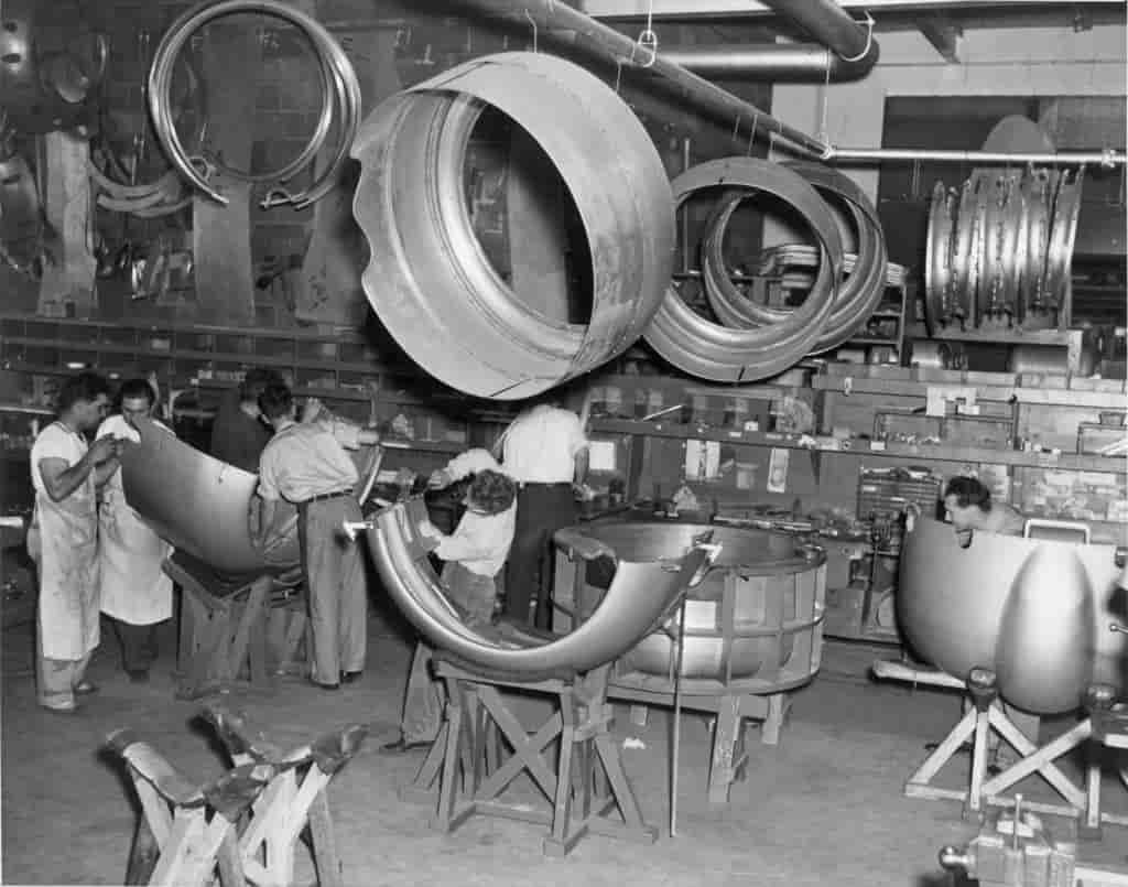 F3F-2 E-4. Участок капотов на истребители Грумман F3F-2 – 1938 г. В центре снимка мы видим капот в сборочном приспособлении, задававшем не только его обвод, но и положение силового набора, а также стыковые узлы – агрегаты самолета изготавливались с использованием прогрессивного плазово-шаблонного метода сборки и увязки оснастки